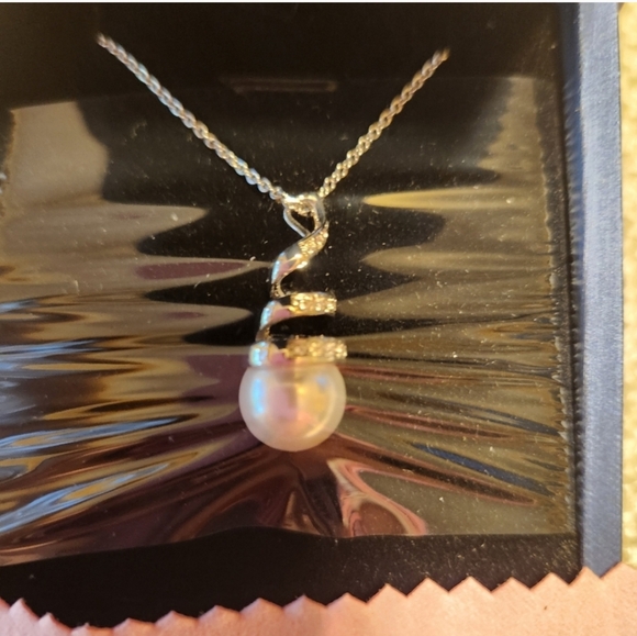 NWOT Pearl Pendant Necklace - Picture 6 of 7